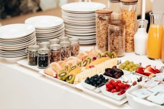 Buffet petit déjeuner hôtelier : meuble restauration