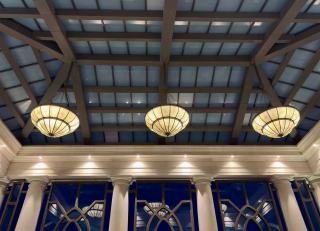 Suspensions éclairage hôtellerie : luminaire plafond hôtel