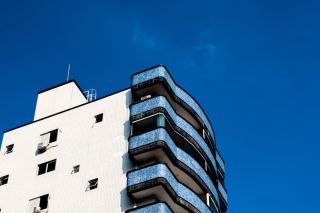 Gamme Brooklyn à suspendre : meuble SdB béton hôtelier