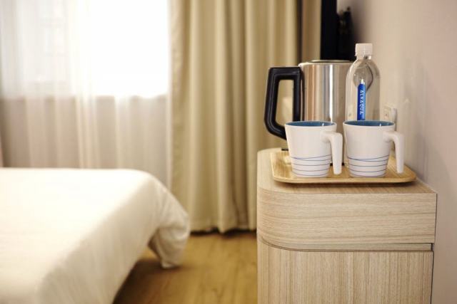 Bouilloire hôtellerie blanche : design epure pour chambre d'hôtel Bouilloire hôtellerie blanche : design epure pour chambre d'hôtel