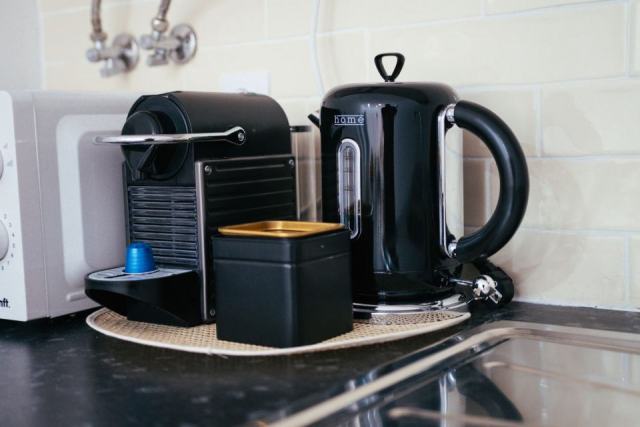 Bouilloire noire 1 litre hôtelier : élégance en chambre Bouilloire noire 1 litre hôtelier : élégance en chambre