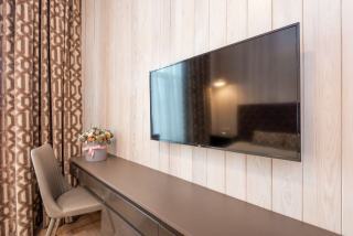 Panneau TV Voyageur : meuble TV hôtelier chambre design