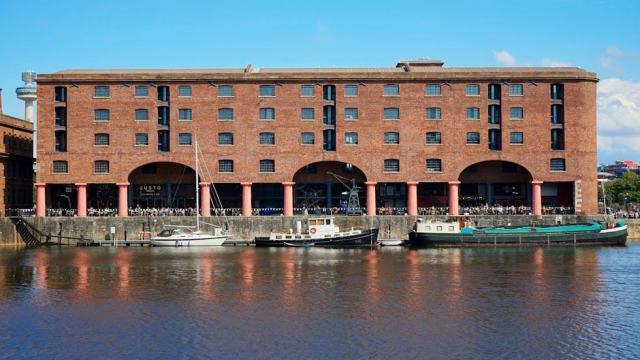 Chaise Albert Kuip Zuiver : accueil design pour hôtel