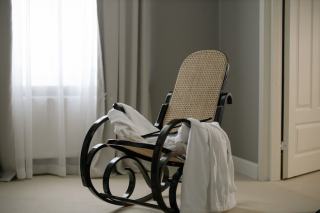 Fauteuil à bascule Renji : rocking chair chambre hôtel