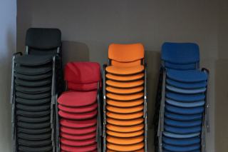 Chaise Sina empilable : salle de réunion hôtel professionnel