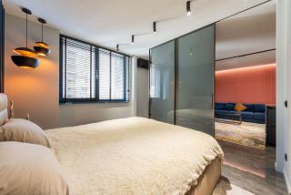 Cloison suspendue : séparation espace hôtelier design