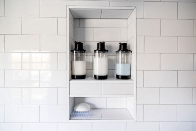 Adaptateur mural Easy Press : distributeur savon shampoing hôtel Adaptateur mural Easy Press : distributeur savon shampoing hôtel