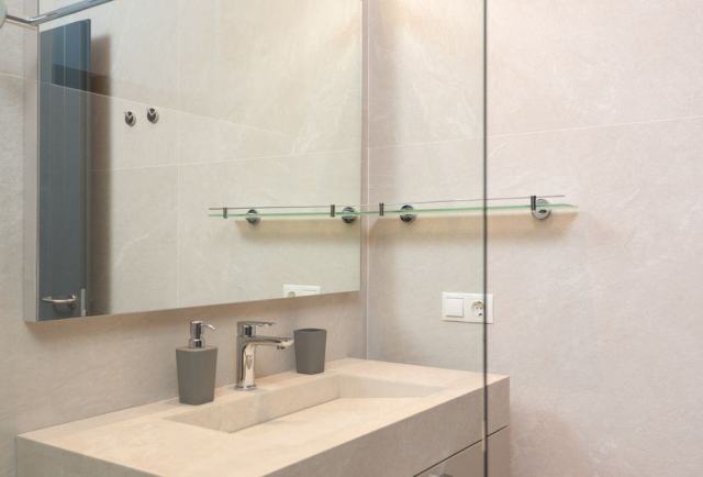Tablette de lavabo Zoé : étagère salle de bain hôtelière Tablette de lavabo Zoé : étagère salle de bain hôtelière