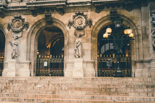 Lampadaire arc Zuiver : éclairage déporté design pour hôtel