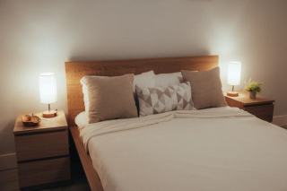Table Lamp Wood Zuiver : lampe bois chambre hôtel design
