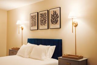 Applique mural avec liseuse Bianka L : luminaire hôtelier