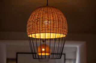 Suspension Woody : luminaire bois chambre hôtel naturel