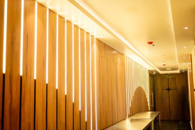 Suspension Solo LED : luminaire LED hôtelier contemporain Suspension Solo LED : luminaire LED hôtelier contemporain