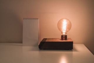 Lampe de table E27 Kenn : luminaire design hôtelier