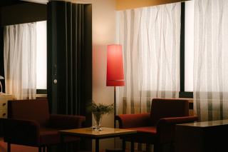 Lampadaire Slide Pivot : luminaire hôtelier design