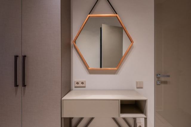 Miroir Wood avec tablette intégrée : décoration salle de bain hôtel Miroir Wood avec tablette intégrée : décoration salle de bain hôtel