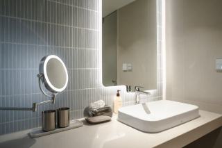 Miroir grossissant x3 Kacy lumineux : miroir SdB hôtel