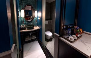 Miroir salle de bain cuivre Bandit Zuiver hôtelier