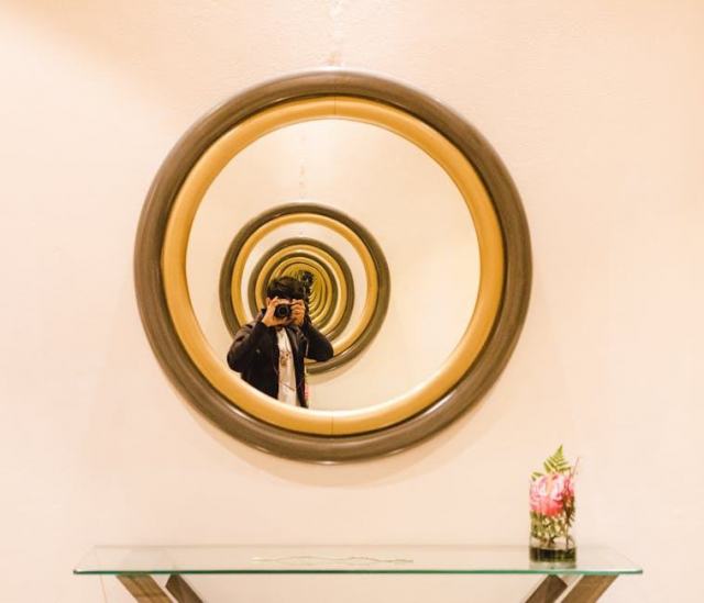 Miroir Round Wall Zuiver : miroir rond décoratif pour hôtel Miroir Round Wall Zuiver : miroir rond décoratif pour hôtel