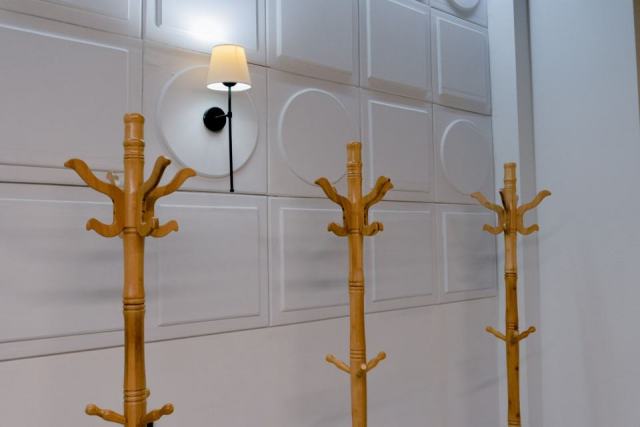 Porte-manteau professionnel Alvy : design et solidité pour hôtel Porte-manteau professionnel Alvy : design et solidité pour hôtel