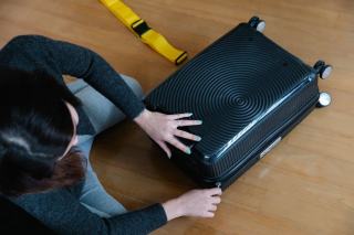 Porte bagage hôtel en bois : rack hôtellerie qualité