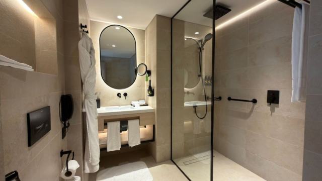 Receveur de douche Woodstone : effet pierre salle de bain hôtel Receveur de douche Woodstone : effet pierre salle de bain hôtel