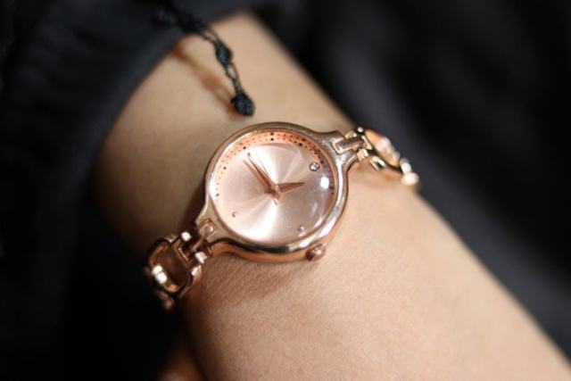 Horloge Minimal Zuiver : pendule murale design pour hôtel