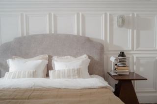 Table d'appoint Oak Tray : chevet design chambre hôtel