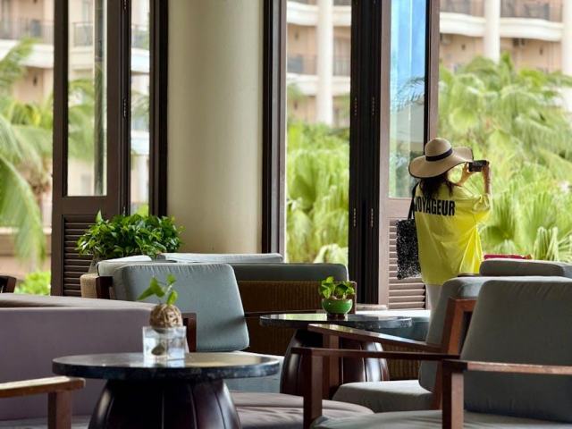 Table basse Treetop Zuiver pour hall d'accueil hôtelier