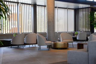 Table basse Treetop Zuiver : hall accueil hôtel design