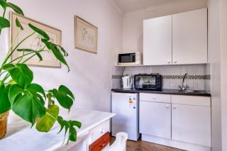 Kitchenette hôtel : bouilloire, réfrigérateur et électroménager