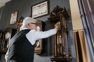 Horloge antiquité de Paris en métal : décoration hôtelière